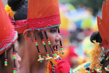 Davao City, Filipinler-Ağustos 2014: Tam kostüm ve başlık bir kadın sokak dansçısı yan görünümü. Kadayawan yaşam ve bol hasat için teşekkür vermek için her yıl Ağustos kutlanır.