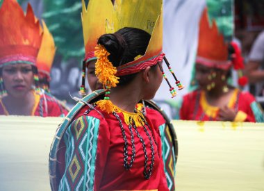 Davao City, Filipinler-Ağustos 2014: Tam kostüm ve başlık bir kız sokak dansçısı Yan görünümü.
