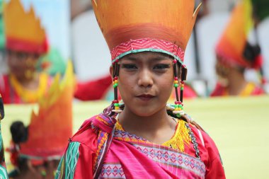 Davao City, Filipinler-Ağustos 2014: Tam kostüm ve başlık bir sokak dansçısı yakın. Kadayawan yaşam ve bol hasat için teşekkür vermek için her yıl Ağustos kutlanır.