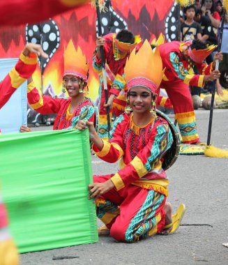 Davao City, Filipinler-Ağustos 2014: Sokak dansı yarışmasında renkli kostümler içinde streetdancers.