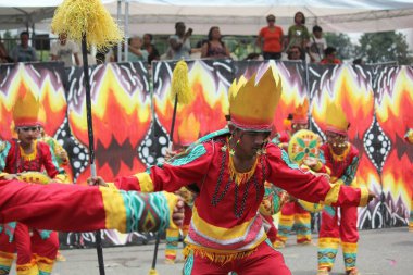Davao City, Filipinler-Ağustos 2014: Sokak kenarlarında kalabalıklar ile sokak dans yarışmasında canlı performans. Kadayawan yaşam ve bol hasat için teşekkür vermek için her yıl Ağustos kutlanır.