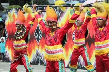 Davao City, Filipinler-Ağustos 2014: Sokak dansı yarışmasına katılanların orta yakın çekim.