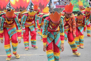 Davao City, Filipinler-Ağustos 2014: Renkli kostümlü sokak dansçıları jüri ve kalabalıklar için performans sergiliyor. Kadayawan yaşam ve bol hasat için teşekkür vermek için her yıl Ağustos kutlanır.