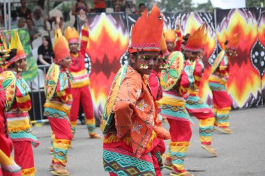 Davao City, Filipinler-Ağustos 2014: Kadayawan festivalinde sokak dansçılarının canlı performansı. Kadayawan yaşam ve bol hasat için teşekkür vermek için her yıl Ağustos kutlanır.
