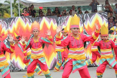 Davao City, Filipinler-Ağustos 2014: Kadayawan festivalinde sokak dansçılarının canlı performansı. Kadayawan yaşam ve bol hasat için teşekkür vermek için her yıl Ağustos kutlanır.
