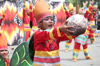 Davao City, Filipinler-Ağustos 2014: Kadayawan festivalinde hindistan cevizi yetiştiren bir sokak dansçısının orta yakını. Kadayawan yaşam ve bol hasat için teşekkür vermek için her yıl Ağustos kutlanır.