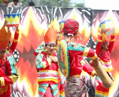 Davao City, Filipinler-Ağustos 2014: Kadayawan festivalinde renkli kostümler içinde sokak dansçıları