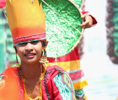 Davao City, Filipinler-Ağustos 2014: Renkli kostüm ve başlık bir sokak dansçısı yakın. Kadayawan yaşam ve bol hasat için teşekkür vermek için her yıl Ağustos kutlanır.