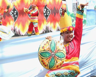 Davao City, Filipinler-Ağustos 2014: Bir performans sırasında renkli kostümler streetdancers. Kadayawan yaşam ve bol hasat için teşekkür vermek için her yıl Ağustos kutlanır.