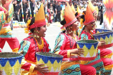 Davao City, Filipinler-Ağustos 2014: Geçit töreninde renkli kostümler ve dekorlar içinde sokak dansçıları. Kadayawan yaşam ve bol hasat için teşekkür vermek için her yıl Ağustos kutlanır.