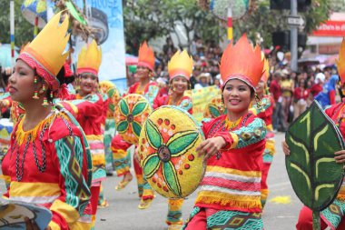 Davao City, Filipinler-Ağustos 2014: Tam renkli kostüm ve sahne sokak dans yarışmasında sanatçılar. Kadayawan yaşam ve bol hasat için teşekkür vermek için her yıl Ağustos kutlanır.