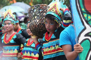 Davao City, Filipinler-Ağustos 2014: Kadayawan streetcdancing sanatçıları sunumları için sahne malzemesi taşıyorlar. Kadayawan yaşam ve bol hasat için teşekkür vermek için her yıl Ağustos kutlanır.