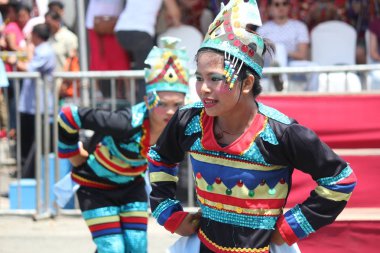 Davao City, Filipinler-Ağustos 2014: Kadawayan festivali geçit töreninde sokak dansçıları. Kadayawan yaşam ve bol hasat için teşekkür vermek için her yıl Ağustos kutlanır.