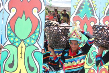 Davao City, Filipinler-Ağustos 2014: Sokak dansı competitoin her yıl Kadayawan festivalinin en önemli olaylarından biridir. Kadayawan yaşam ve bol hasat için teşekkür vermek için her yıl Ağustos kutlanır.