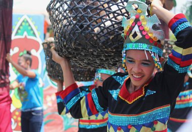 Davao City, Filipinler-Ağustos 2014: Performansları için dekor olarak hindistan cevizi sepeti taşıyan bir geçit töreni katılımcısının yakın çekim