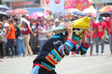 Davao City, Filipinler-Ağustos 2014: Renkli kostümler ve dokuma başlık bir sokak dansı yarışması katılımcıyan görünümü. Kadayawan yaşam ve bol hasat için teşekkür vermek için her yıl Ağustos kutlanır.
