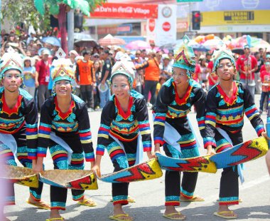Davao City, Filipinler-Ağustos 2014: Sokak dansı yarışmasına katılanlar sokaklarda canlı bir dans sergiliyorlar. Kadayawan yaşam ve bol hasat için teşekkür vermek için her yıl Ağustos kutlanır.