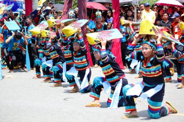 Davao City, Filipinler-Ağustos 2014: Sokak dansı yarışmasının katılımcıları, kalabalık kenardan bakarken sokaklarda canlı bir dans sergiliyor. 