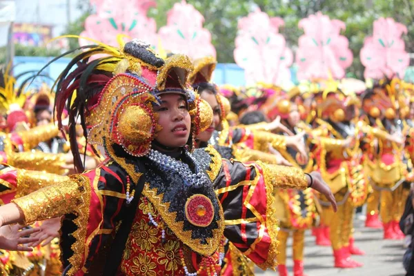 Davao City Filippinerna Augusti 2014 Streetdancers Färgglada Tribal Klädsel Presentation — Stockfoto