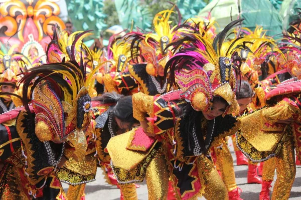 Davao City, Filipinler-Ağustos 2014: Streetdancers Kadayawan festivalinde davul ritmine dans. Kadayawan yaşam ve bol hasat için teşekkür vermek için her yıl Ağustos kutlanır.