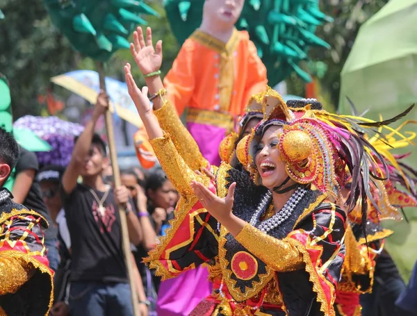 Davao City, Filipinler-Ağustos 2014: Kadayawan festivalinde sokak kenarlarında kalabalıklar ile renkli kostümleri Streetdancers.  