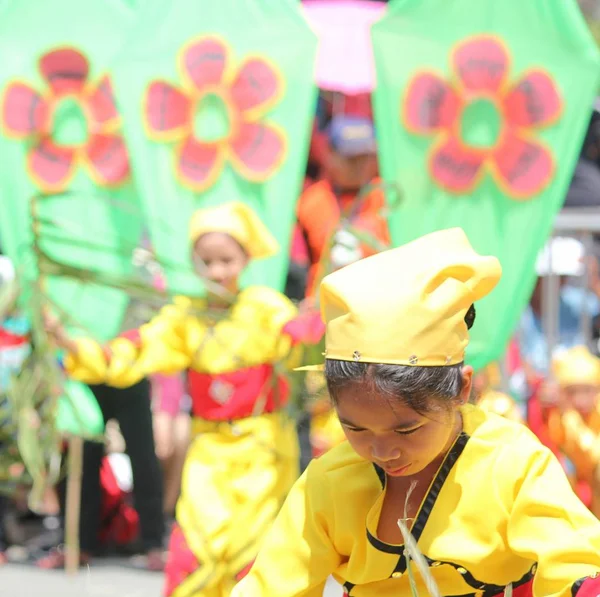 Davao City, Filipinler-Ağustos 2014: Kadayawan festivalinde bir performans sırasında bir sokak dansçısı Orta yakın. Kadayawan yaşam ve bol hasat için teşekkür vermek için her yıl Ağustos kutlanır.