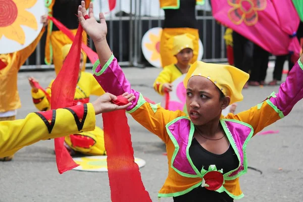 Davao City, Filipinler-Ağustos 2014: Bir sunum sırasında sokak dansçıları renkli kostümler. Kadayawan yaşam ve bol hasat için teşekkür vermek için her yıl Ağustos kutlanır.