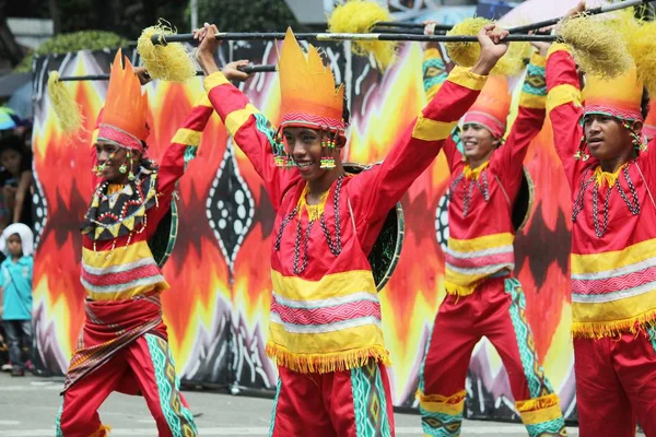 Davao City, Filipinler-Ağustos 2014: Sokak dansı yarışmasına katılanların orta yakın çekim.