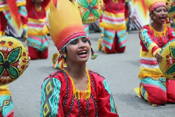 Davao City, Filipinler-Ağustos 2014: Sokak dansı yarışmasında renkli kostümler içinde katılımcıların orta yakın çekim. Kadayawan yaşam ve bol hasat için teşekkür vermek için her yıl Ağustos kutlanır.