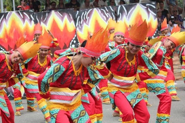 Davao City, Filipinler-Ağustos 2014: Sokak dansçıları jüri ve kalabalıklar için performans sergiliyor. Kadayawan yaşam ve bol hasat için teşekkür vermek için her yıl Ağustos kutlanır.