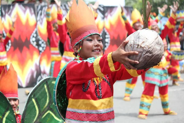 Davao City, Filipinler-Ağustos 2014: Bir sokak dansçısı, Kadayawan festivali sunumunda hindistan cevizi yetiştiriliyor. Kadayawan yaşam ve bol hasat için teşekkür vermek için her yıl Ağustos kutlanır.