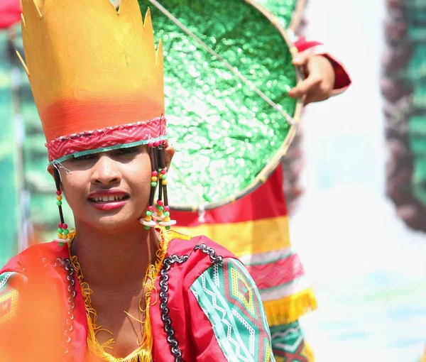 Davao City, Filipinler-Ağustos 2014: Renkli kostüm ve başlık bir sokak dansçısı yakın. Kadayawan yaşam ve bol hasat için teşekkür vermek için her yıl Ağustos kutlanır.