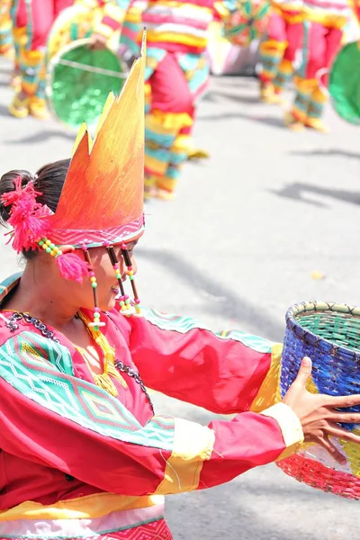 Davao City, Filipinler-Ağustos 2014: Kadayawan festivalinde renkli kostümlü bir sokak dansçısının yan görünümü. Kadayawan yaşam ve bol hasat için teşekkür vermek için her yıl Ağustos kutlanır.