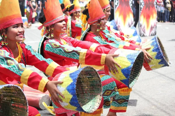 Davao City Filipijnen Augustus 2014 Straat Dansers Kleurrijke Kostuums Rekwisieten — Stockfoto