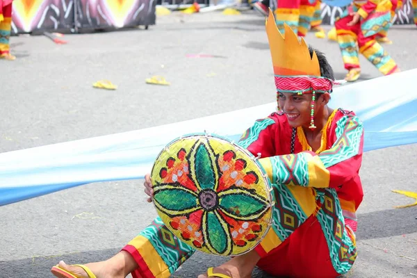 Davao City Filipiny Sierpień 2014 Streetdancer Kolorowym Stroju Siedzi Ulicy — Zdjęcie stockowe