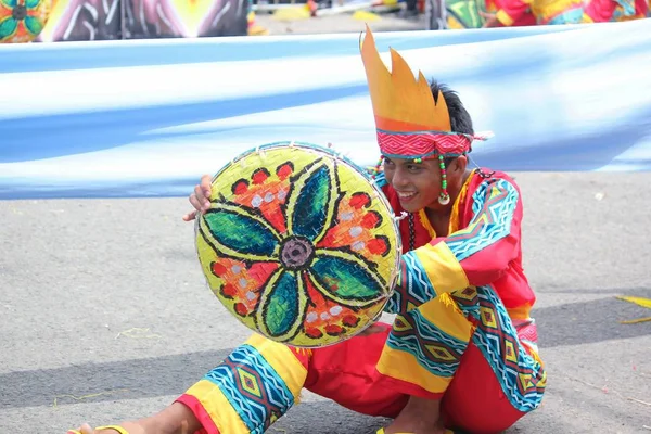 Davao City Filipinas Agosto 2014 Una Bailarina Callejera Traje Colorido —  Fotos de Stock