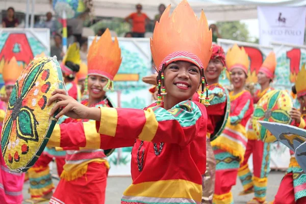 Davao City, Filipinler-Ağustos 2014: Sokak dansları yarışmasına katılanlar renkli kostümler ve performans sergilerken gülümsüyor. Kadayawan yaşam ve bol hasat için teşekkür vermek için her yıl Ağustos kutlanır.