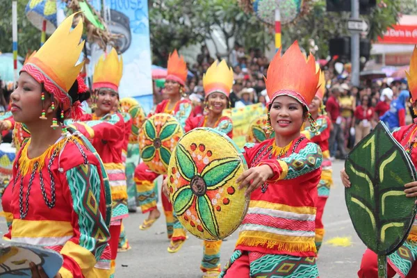 Davao City, Filipinler-Ağustos 2014: Tam renkli kostüm ve sahne sokak dans yarışmasında sanatçılar. Kadayawan yaşam ve bol hasat için teşekkür vermek için her yıl Ağustos kutlanır.