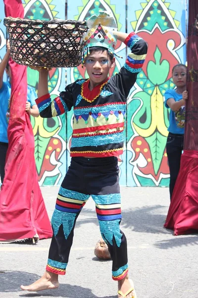 Davao City Philippines August 2014 Parade Participant Carries Basket Coconuts — Stock Photo, Image