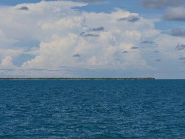 Florida Keys küçük bir ada, Florida uzak mesafede, gökyüzünde muhteşem bulutlar ile.