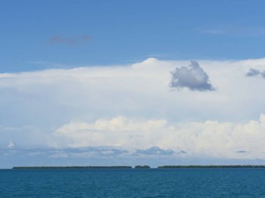Bazı Florida Keys geniş çekim, gökyüzünde muhteşem bulutlar ile 