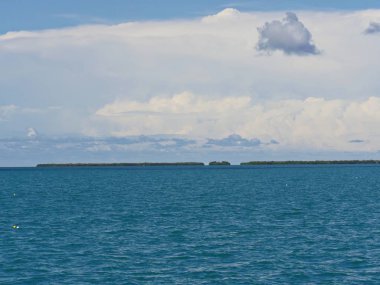 Bazı Florida Keys uzak görünümü, gökyüzünde muhteşem bulutlar ile 