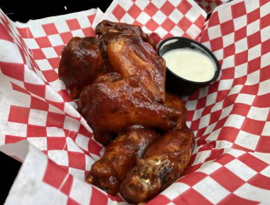 Tartar sos küçük bir tabak ile tavuk kanatları barbekü Orta yakın 