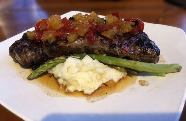 Kuşkonmaz ve patates salatası ile New York biftek büyük levha