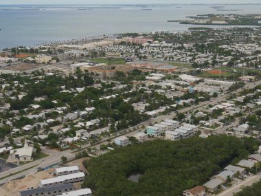 Orta boy, Key West, Florida 'nın hava görüntüsü, bir uçak penceresinden görülüyor. 
