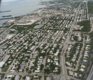 Key West, Florida'nın havadan görünümü, arka planda okyanus 