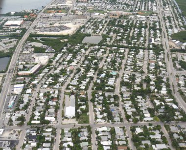 Key West, Florida'nın arka planda okyanusla kırpılmış havadan görünümü 