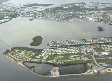 Key West'in orta yakın çekimi, havadan görünüm. Key West Florida boğazında bir adadır.