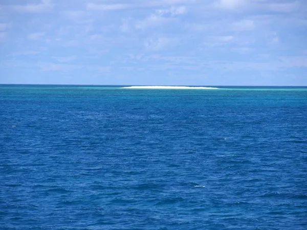 Estiramiento Barra Arena Medio Del Océano Distancia — Foto de Stock