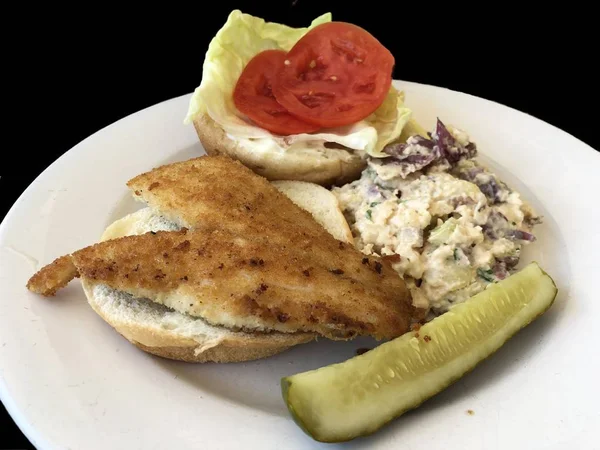 Sanduíche Peixe Com Salada Batata Picles — Fotografia de Stock